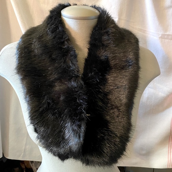 Faux fur scarf - Picture 2 of 3